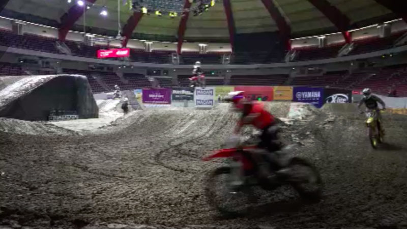 Supercross in Dortmund startet (Foto: SAT.1 NRW)