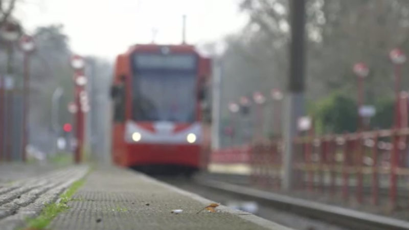 Attacke am Bahngleis (Foto: SAT.1 NRW)