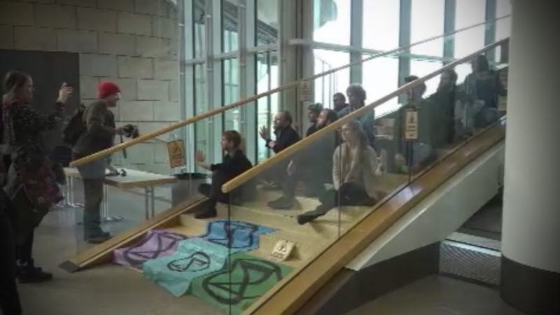 Demonstranten kleben im Landtag (Foto: SAT.1 NRW)