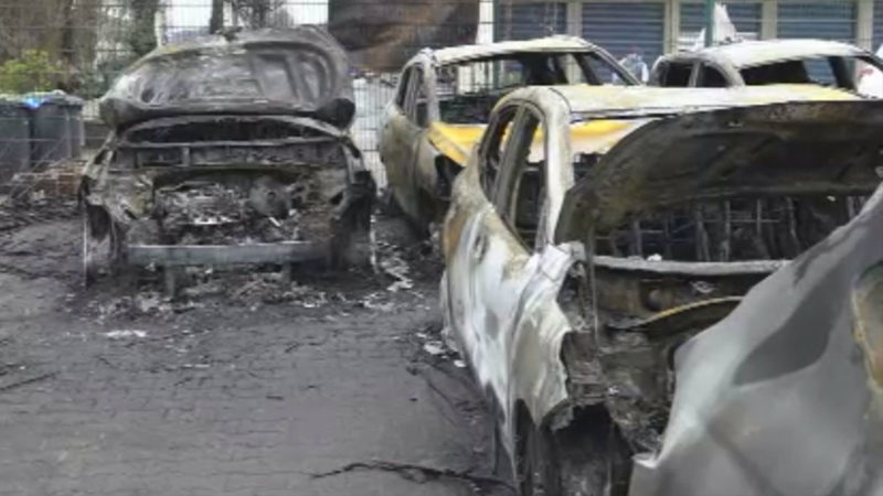 Großbrand auf Parkplatz (Foto: SAT.1 NRW)