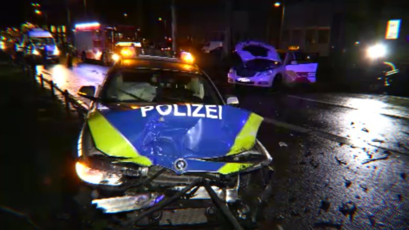 Taxi kollidiert mit Polizei (Foto: SAT.1 NRW)