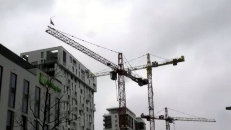 Kran reißt Löcher in Häuserfassade (Foto: SAT.1 NRW)