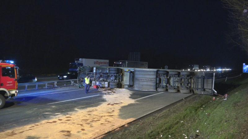 Laster mit Weichkäse verunglückt (Foto: SAT.1 NRW)