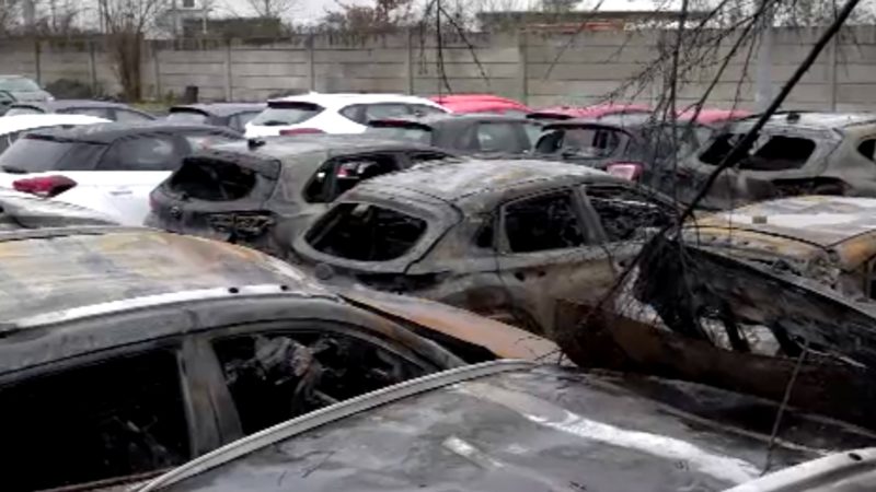 Fahndung nach Brand in Autohaus (Foto: SAT.1 NRW)