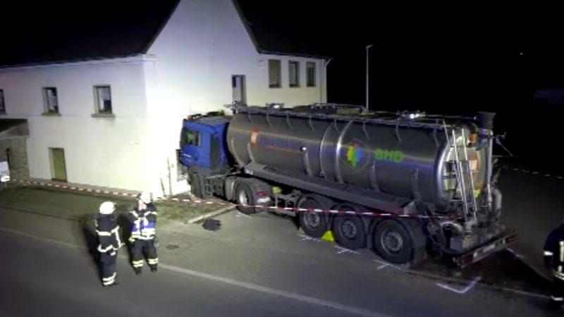 Gülle-LKW rast in Haus (Foto: SAT.1 NRW)