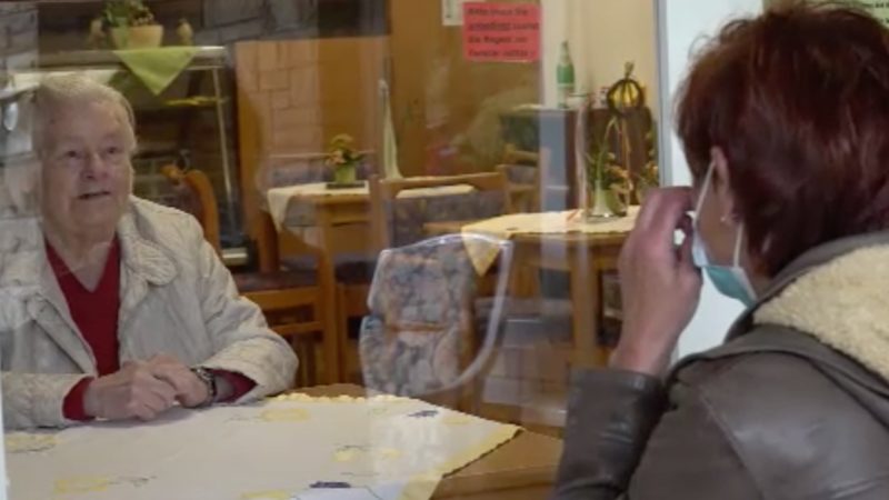 Besucherfenster im Altenheim (Foto: SAT.1 NRW)
