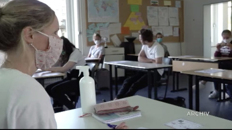 Gebauer besucht Realschule (Foto: SAT.1 NRW)