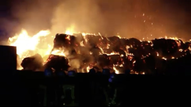 Strohballen in Flammen (Foto: SAT.1 NRW)