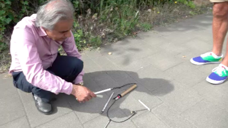 Radfahrer zerstört Blindenstock (Foto: SAT.1 NRW)