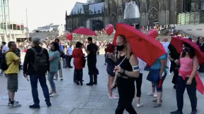 Prostituierte demonstrieren gegen Arbeitsverbot (Foto: SAT.1 NRW)