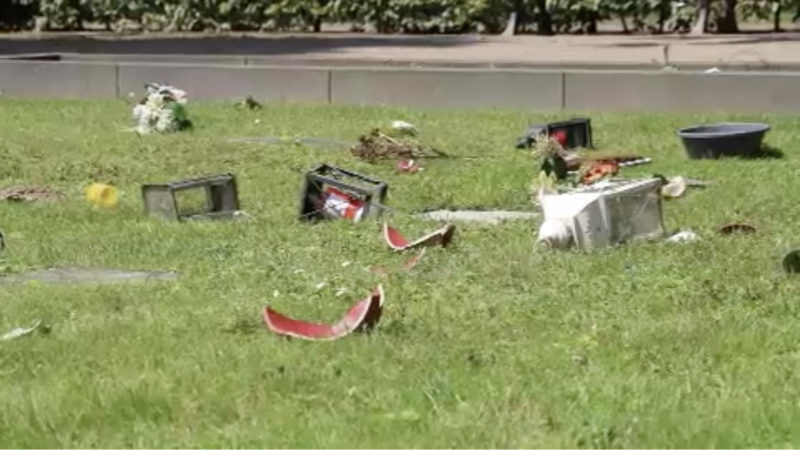 Vandalismus auf Krefelder Friedhof (Foto: SAT.1 NRW)