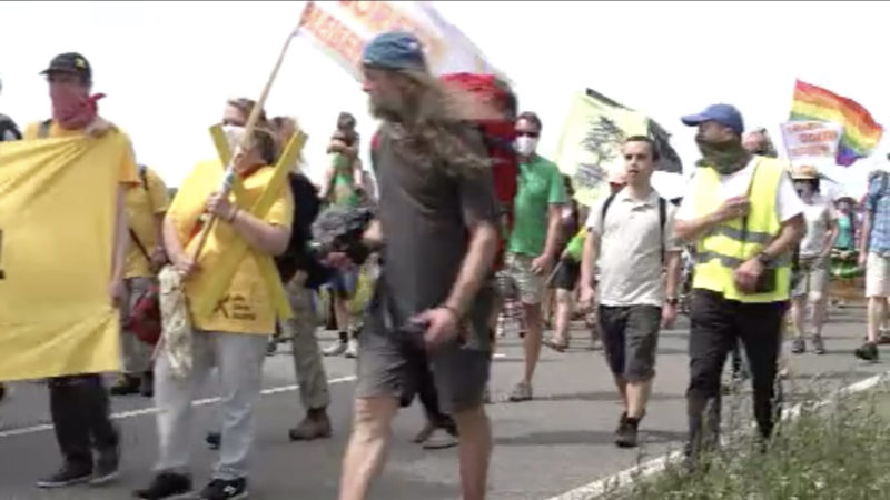 Dorfbewohner demonstrieren gegen Abriss von Landstraße (Foto: SAT.1 NRW)