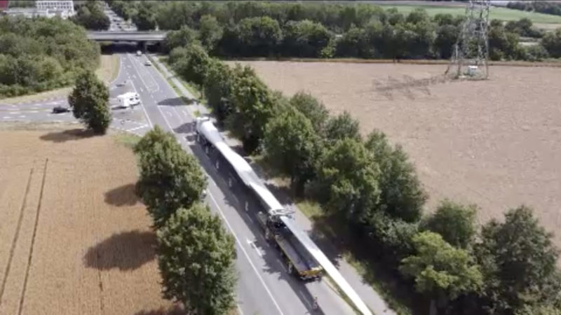 LKW steckt auf Autobahn fest (Foto: SAT.1 NRW)