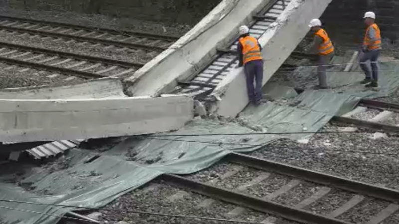 Brücke stürzt auf Gleise (Foto: SAT.1 NRW)