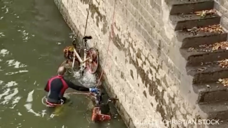 Aufräum-Trupp fischt Müll aus dem Rhein (Foto: SAT.1 NRW)