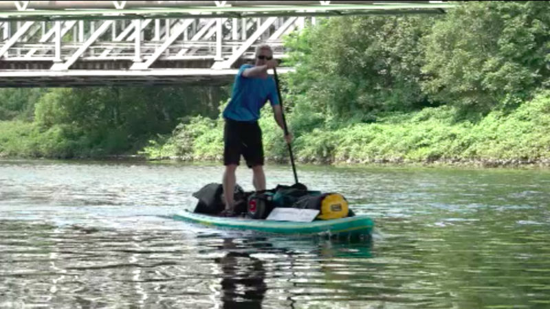 Stand Up-Paddler reinigt Rhein (Foto: SAT.1 NRW)