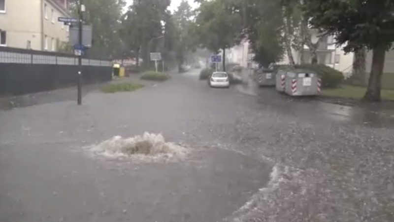 Kanal verstopft durch Unwetter (Foto: SAT.1 NRW)