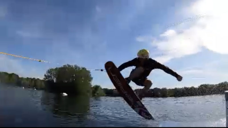 Wakeboarder macht alle nass (Foto: SAT.1 NRW)