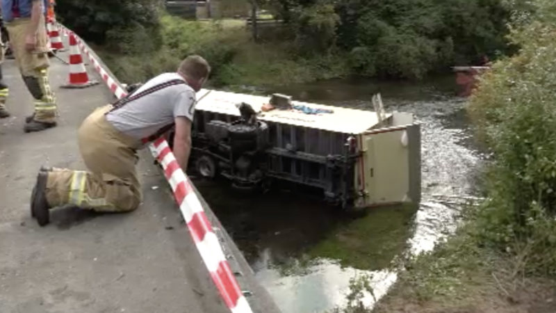 LKW stürzt von Brücke (Foto: SAT.1 NRW)