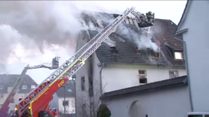 Feuer in Mehrfamilienhaus in Gelsenkirchen (Foto: SAT.1 NRW)