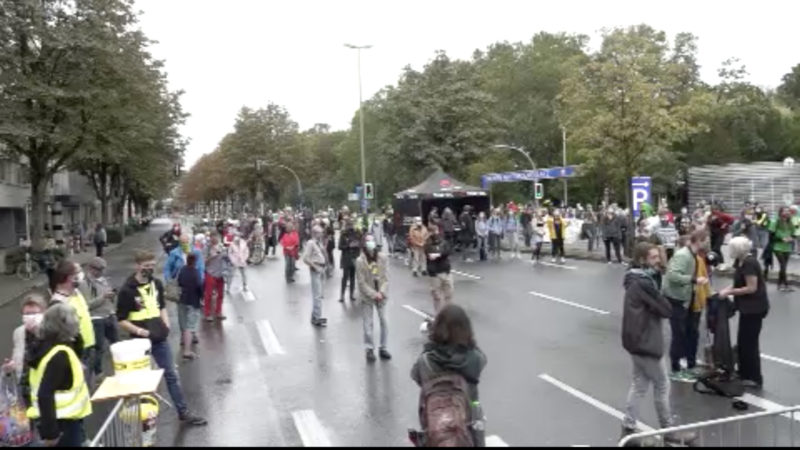 "Fridays for Future"-Demo im Regen (Foto: SAT.1 NRW)