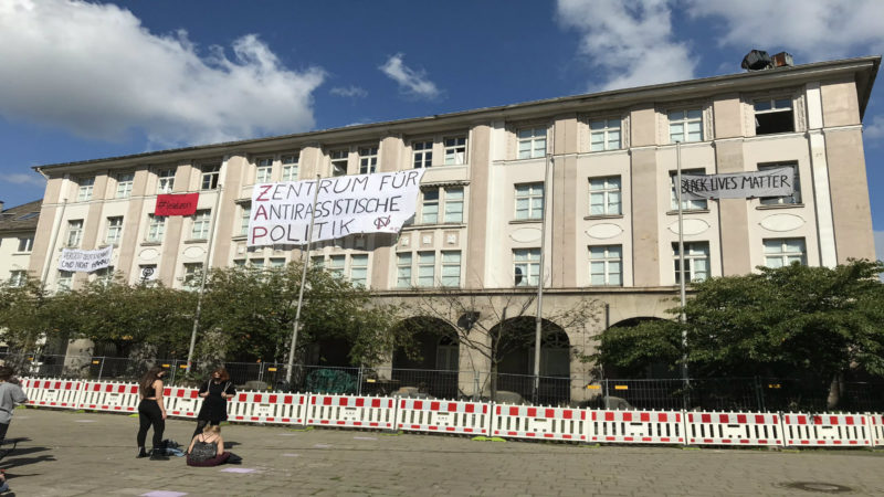 Demonstranten besetzen Haus (Foto: SAT.1 NRW)