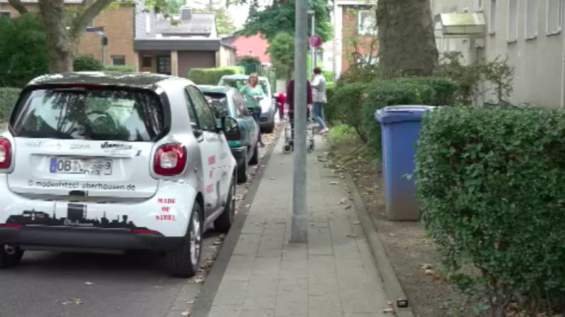 Laterne blockiert Gehweg (Foto: SAT.1 NRW)