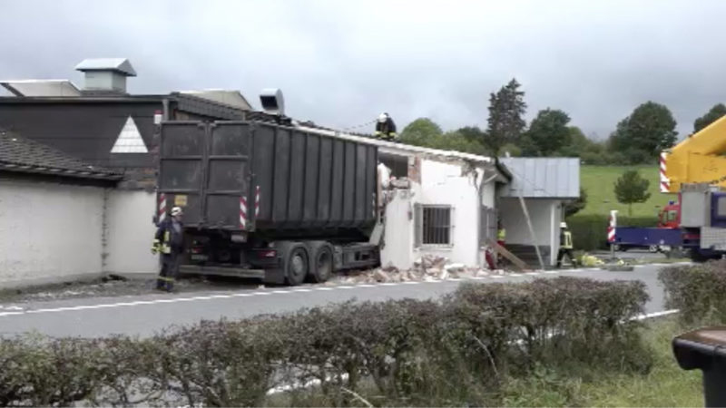 LKW kracht in Aufenthaltsraum (Foto: SAT.1 NRW)