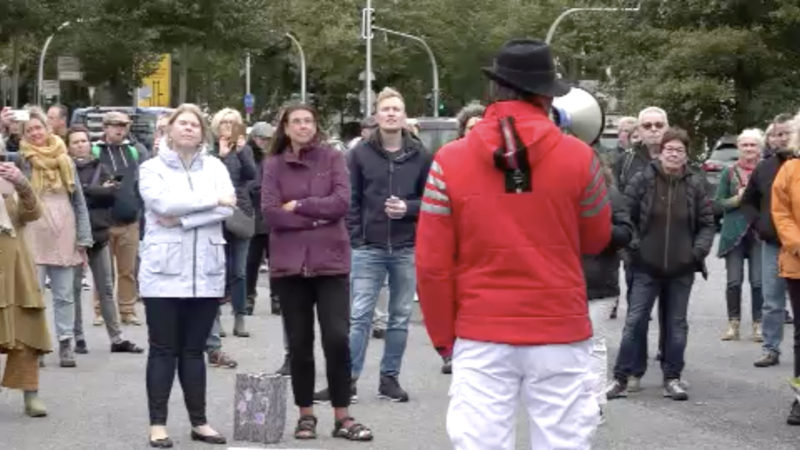 Corona-Kritiker auf der Straße (Foto: SAT.1 NRW)