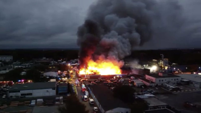 Ursache für Schrottplatz-Brand in Bochum bekannt (Foto: SAT.1 NRW)