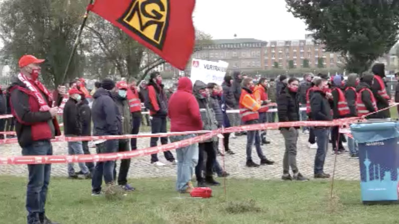 Stahlarbeiter vor Staatskanzlei (Foto: SAT.1 NRW)