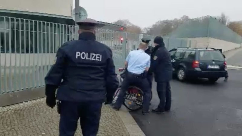 Auto fährt in Kanzleramt (Foto: SAT.1 NRW)