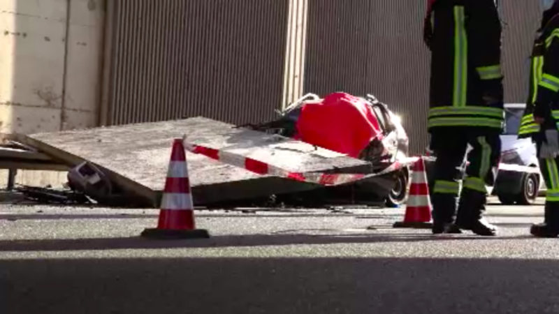 Betonplatte begräbt Auto unter sich (Foto: SAT.1 NRW)