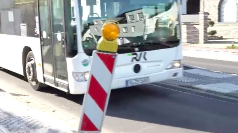 Bushaltestelle blockiert Einfahrt (Foto: SAT.1 NRW)