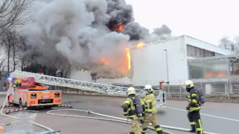 Lagerhalle brennt (Foto: SAT.1 NRW)