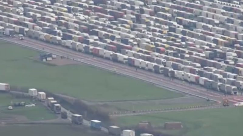 Wahnsinns Stau wegen Corona (Foto: SAT.1 NRW)