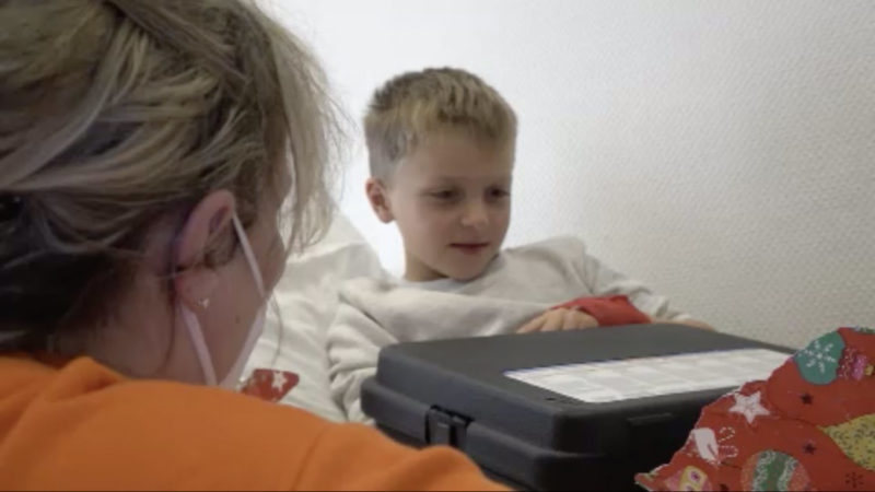 Weihnachtsengel beschenkt kranke Kinder (Foto: SAT.1 NRW)