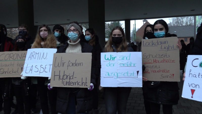 Schüler protestieren gegen Präsenz-Unterricht (Foto: SAT.1 NRW)