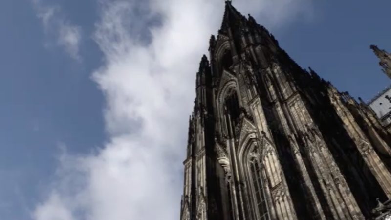 Kritik am Kölner Kardinal Woelki (Foto: SAT.1 NRW)