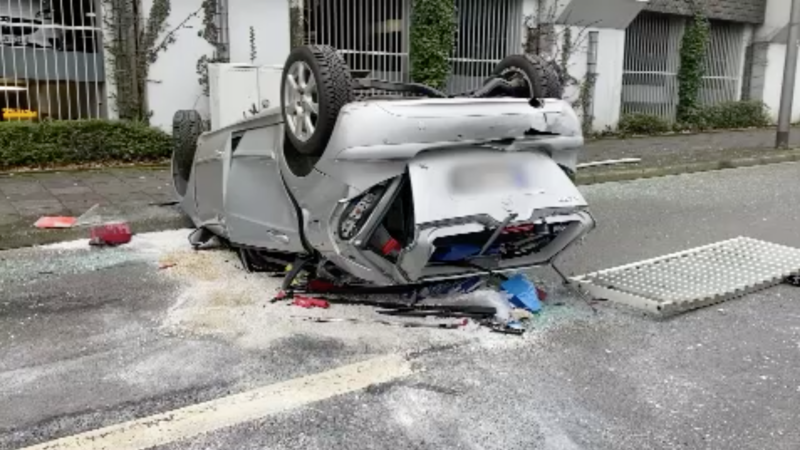 Auto stürzt aus Parkhaus (Foto: SAT.1 NRW)