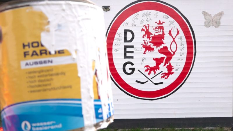 DEG-Mannschaft unterschreibt Fan-Wand (Foto: SAT.1 NRW)