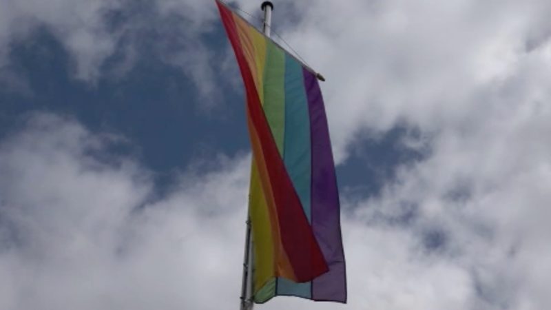 Katholische Kirchen zeigen Flagge für homosexuelle Paare (Foto: SAT.1 NRW)