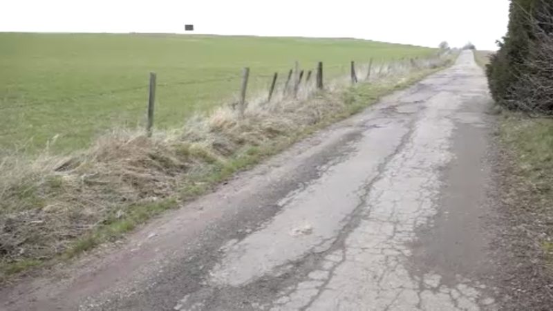 Mysteriöser Fund: Toter Mann auf Landstraße (Foto: SAT.1 NRW)