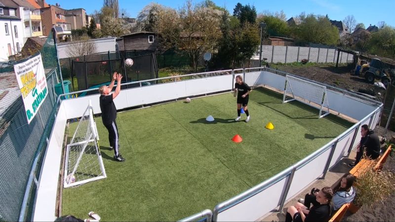 Vater baut Tochter eigenen Fußballplatz (Foto: SAT.1 NRW)