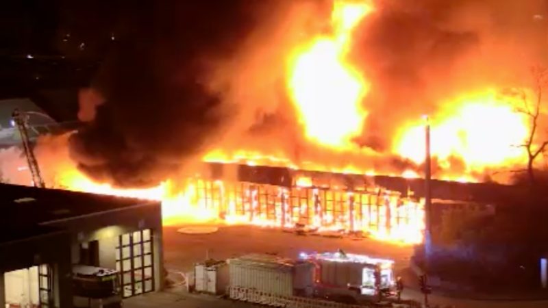 Großes Feuer in Düsseldorf (Foto: SAT.1 NRW)