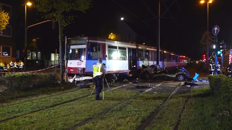 Taxi kollidiert mit Straßenbahn (Foto: SAT.1 NRW)