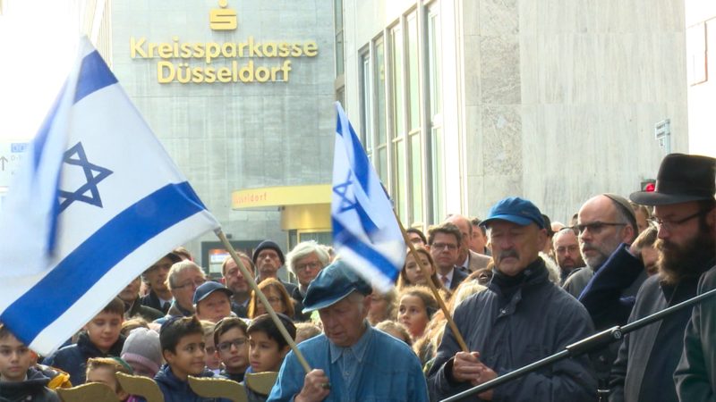 Stadt hängt Israel-Flagge ab (Foto: SAT.1 NRW)