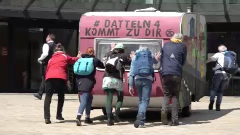 Sitzblockade vor dem Landtag (Foto: SAT.1 NRW)