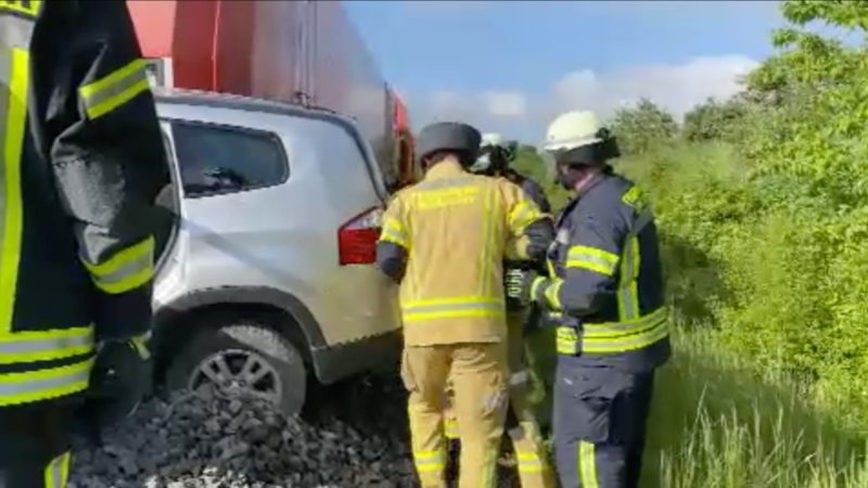 Zug mit Auto kollidiert (Foto: SAT.1 NRW)