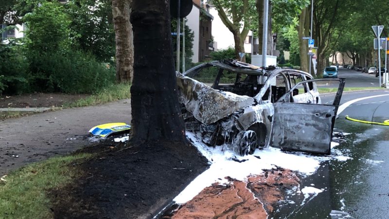 Helfer retten Polizisten aus brennendem Wagen (Foto: SAT.1 NRW)